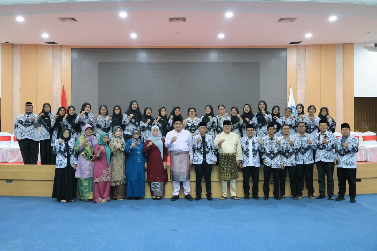 Bupati Bintan Pimpin Upacara HUT ke-80 PGRI dan Hari Guru Nasional 2025