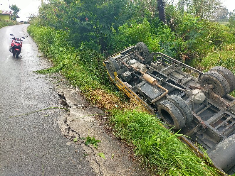 Truk Bermuatan Pinus Terguling Hingga Merobek Badan Jalan di Parsingguran II, Diduga Overtonase
