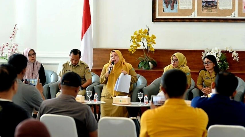 Pejabat Pemprov Sumut memaparkan program bantuan hukum dalam temu pers bersama wartawan di Kantor Gubernur Sumut.