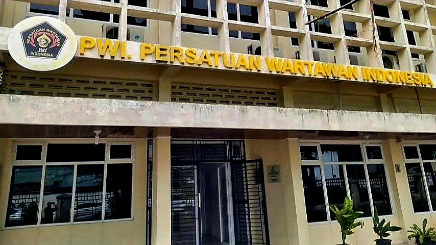 Kantor Persatuan Wartawan Indonesia (PWI) Sumatera Utara dengan tulisan besar "PWI PERSATUAN WARTAWAN INDONESIA" di fasad bangunan dan logo PWI di bagian atas kiri.
