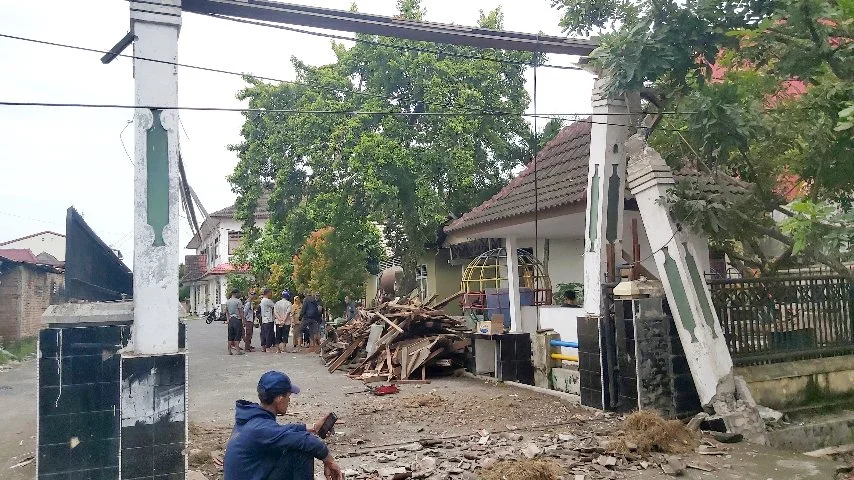 Petugas dan warga membersihkan puing-puing gapura Kantor UPTD Pelayanan Sosial Anak Balita Medan, Dinas Sosial Sumut, yang roboh setelah ditabrak mobil pick up di Jalan Tengku Amir Hamzah, Medan Helvetia.