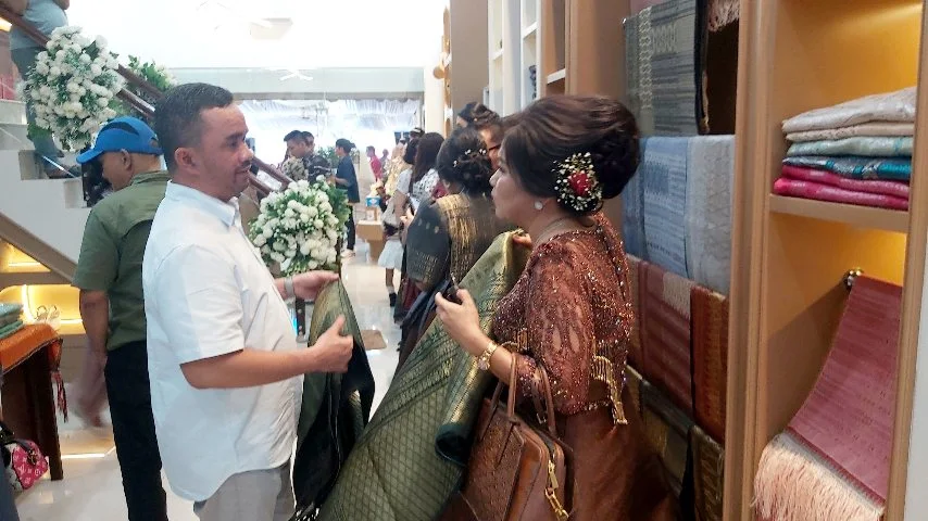 Para tamu melihat dan memilih kain songket dan ulos di galeri baru Lamyham Songket dan Ulos pada acara grand opening di Medan.