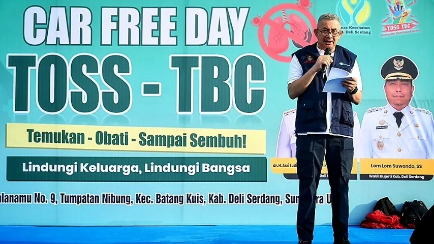 Pj Sekdaprov Sumatera Utara Sulaiman Harahap menyampaikan sambutan saat membuka Kampanye Penuntasan Tuberkulosis (TBC) dalam kegiatan Car Free Day di Sport Centre Sumut, Deliserdang, Minggu (9/11/2025).