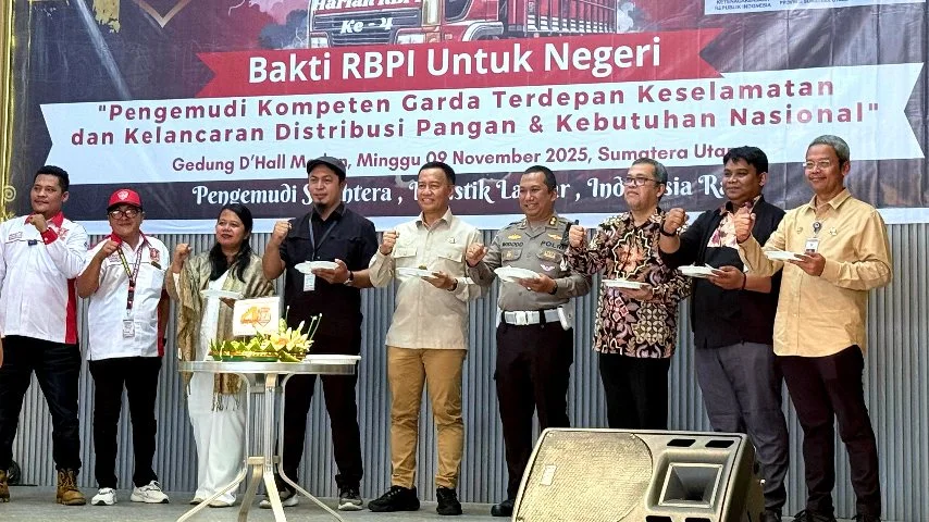 Para pejabat dan pengurus RBPI Sumatera Utara berpose bersama saat perayaan Harlah ke-4 RBPI di Gedung D’Hall Medan, Minggu 9 November 2025.