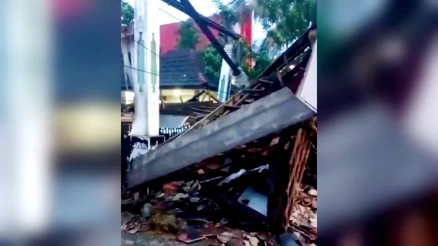 Mobil Hantam Pagar dan Gapura UPTD Dinsos Sumut, Sopir Kabur