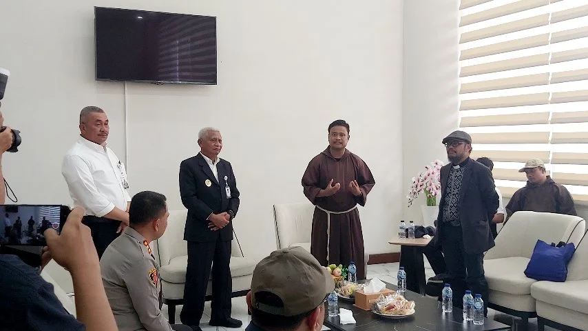 Utusan demonstran penutupan TPL, termasuk rohaniwan Katolik dan tokoh adat, bertemu dan berdialog dengan perwakilan pejabat di Kantor Pemerintah Provinsi.