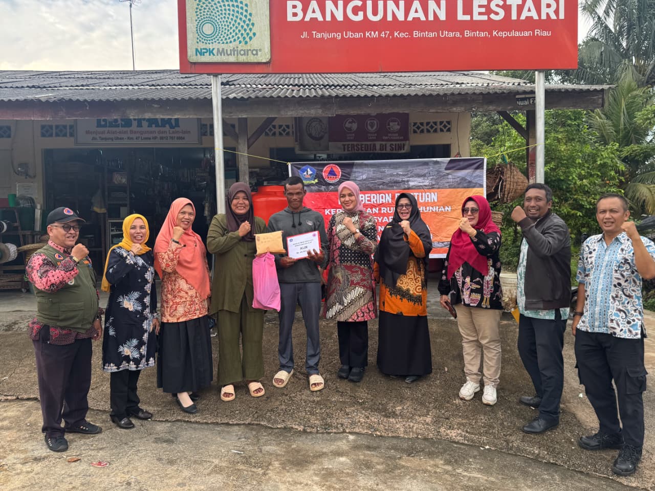Wabup Deby Maryanti Serahkan Bantuan 49 Juta Rupiah kepada Korban Rumah Roboh di Desa Pengudang