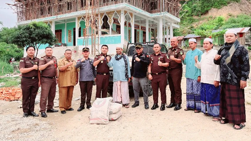Plt Kajari Madina Yos A. Tarigan bersama jajaran Kejaksaan Negeri Mandailing Natal menyerahkan bantuan semen kepada Pondok Pesantren Syahrani Bariah Zulkarnaen di Desa Salambue, Kecamatan Panyabungan.