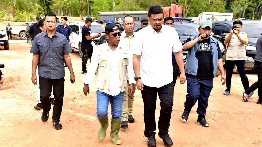 Tinjau Jalan Putus di Tukka, Gubernur Sumut dan Bupati Tapteng Pastikan Penanganan Pasca Bencana Dipercepat