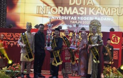 Jullyanda Fajar Pratama dan Salsabila Tri Rahmi Terpilih Jadi Uda-Uni Duta Informasi Kampus UNP 2025