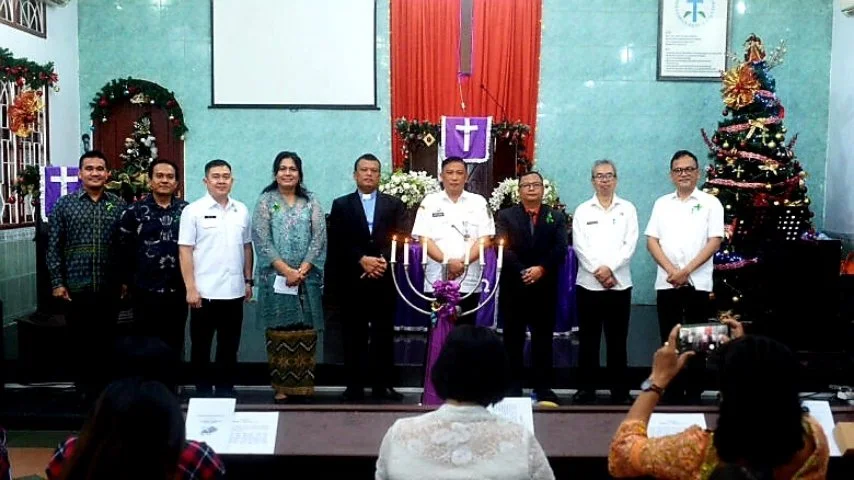 kadis Kominfo Provsu berdiri dan berfoto bersama saat perayaan natal