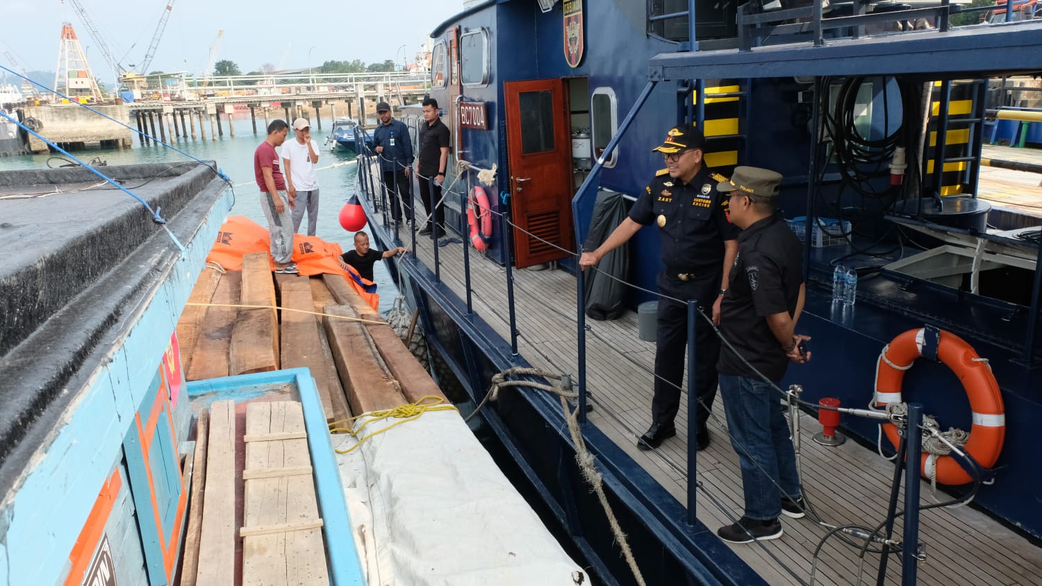Selamatkan Hutan, Bea Cukai Batam Gagalkan Peredaran Kayu Ilegal