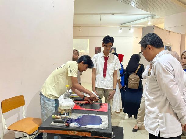 Pameran September Grafis UNP: Sajian Sarkasme Politik yang Berani, Kreatif, dan Memukau Publik