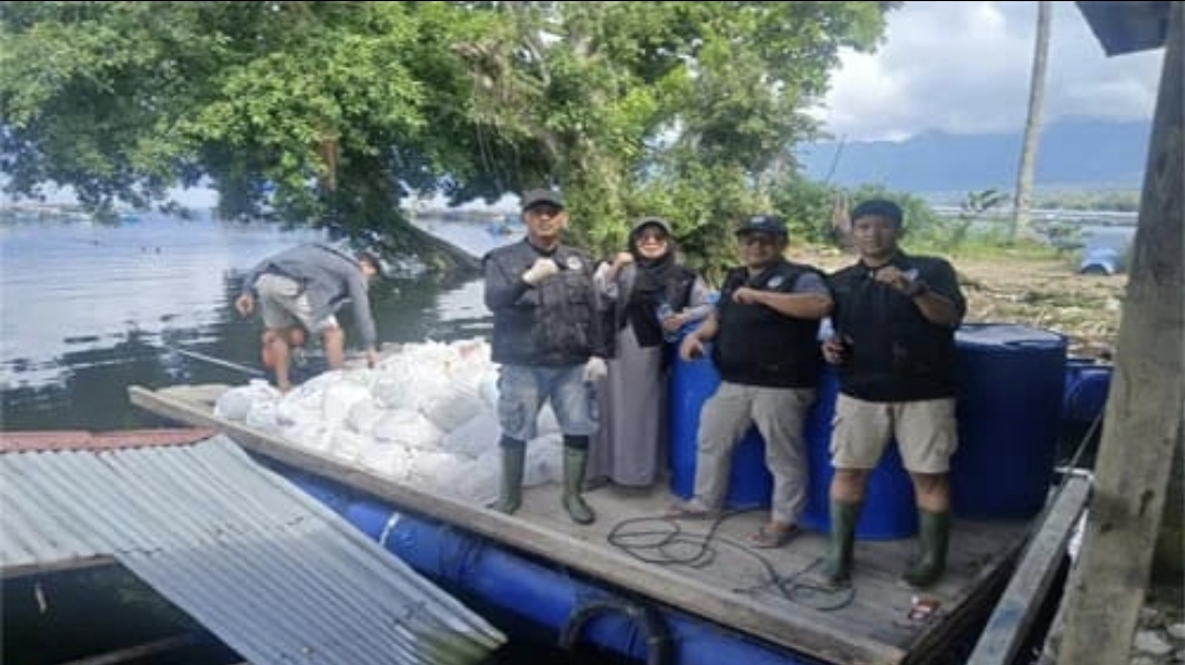 Gunakan Perahu Ponton dan Mobil Hiace, Tim UNP Peduli Tempuh Jalur Ekstrem Demi Antar Bantuan ke Pengungsi Agam