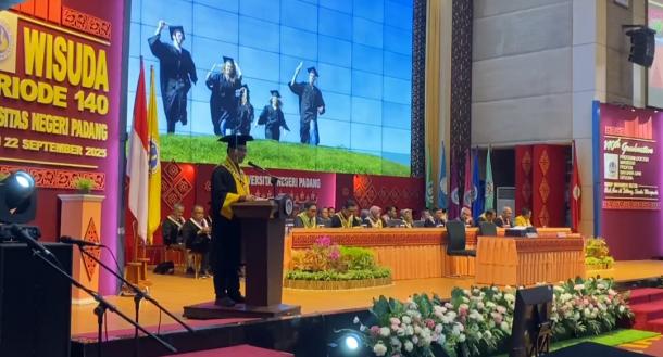 UNP Gelar Wisuda ke-140: 1.232 Wisudawan Dikukuhkan, Momen Puncak Penuh Kebanggaan dan Apresiasi bagi Generasi Emas Bangsa
