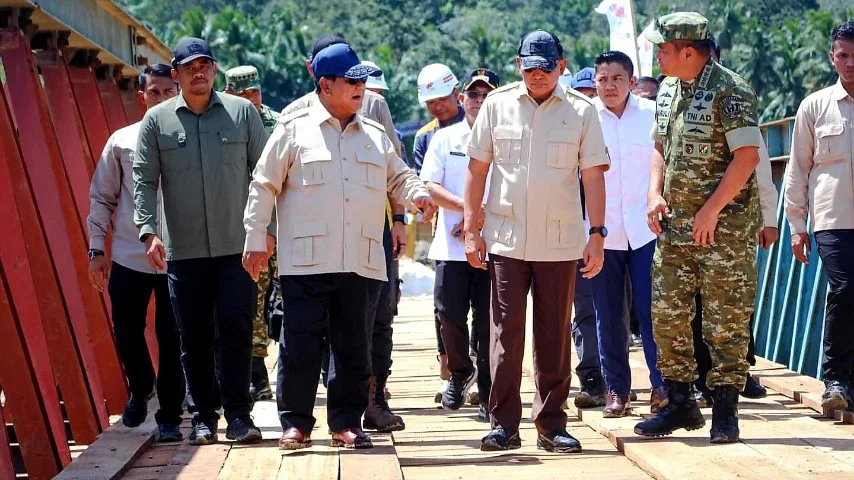 Presiden Prabowo Subianto meninjau pembangunan Jembatan Bailey Sungai Garoga di Kecamatan Batang Toru, Tapanuli Selatan, bersama jajaran TNI dan Kementerian PUPR.