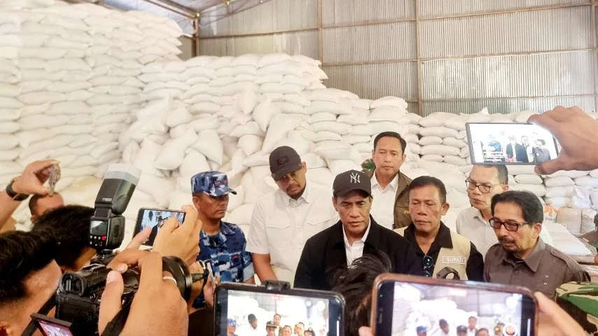 Menteri pertanian menggelar konfrerensi pers terkait stok beras untuk korban bencana sumatera utara