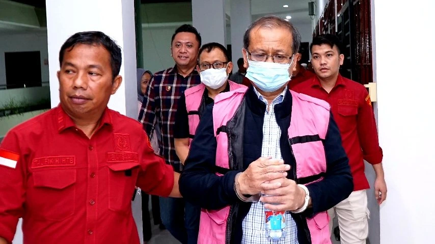 Kedua tersangka kasus dugaan korupsi penjualan aluminium alloy PT Inalum digiring petugas Kejati Sumut untuk menjalani penahanan di Rutan Tanjung Gusta Medan.