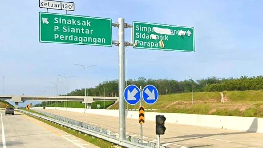 Rambu penunjuk arah di jalan tol yang menunjukkan keluar Sinaksak menuju Pematang Siantar dan Perdagangan serta arah Simpang Sidamanik–Parapat.