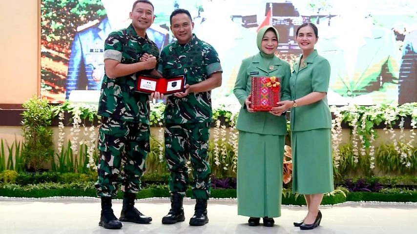 Tradisi lepas sambut Pangdam I/Bukit Barisan di Makodam I/BB Medan, ditandai dengan penyerahan cinderamata antara pejabat lama dan pejabat baru Pangdam I/BB, disaksikan Ketua Persit KCK Daerah I/Bukit Barisan.