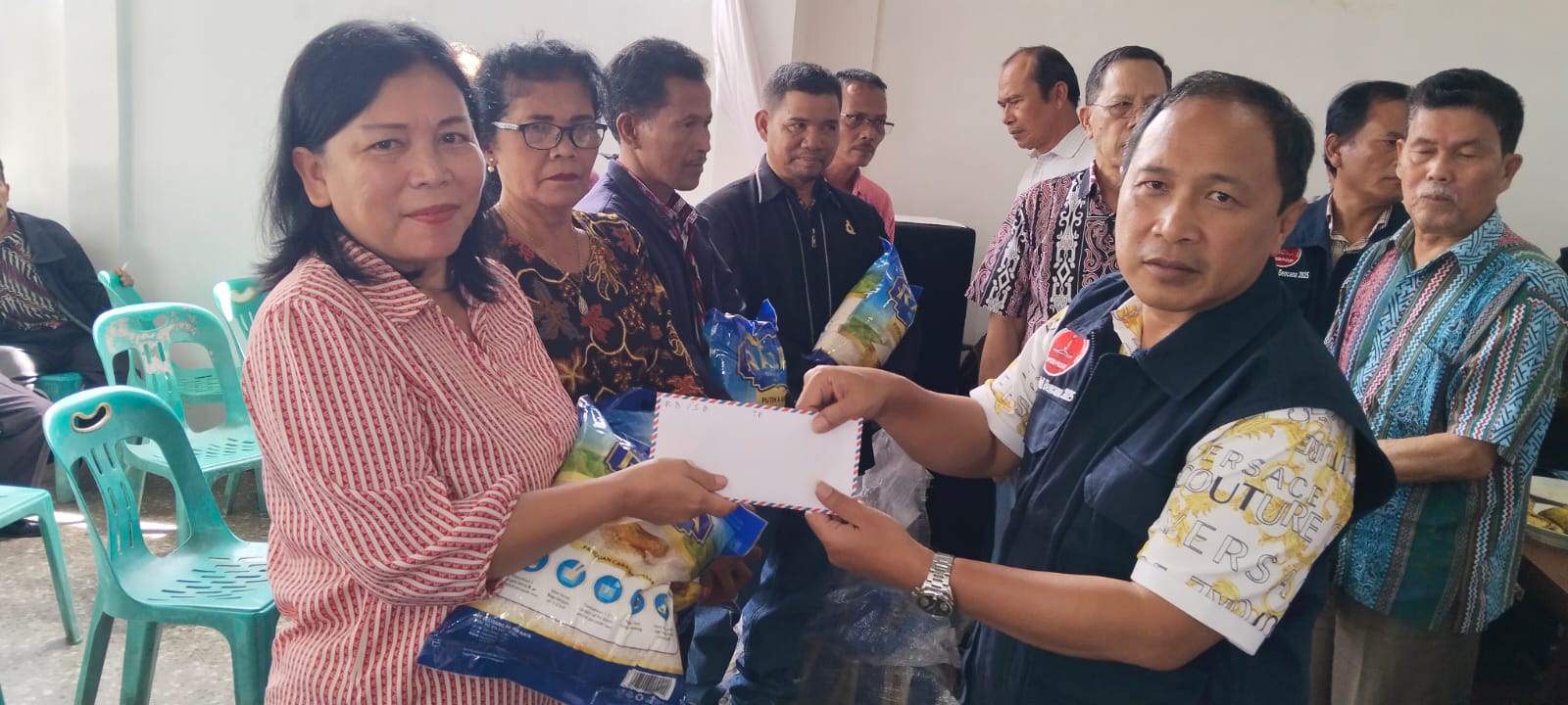 Edison Sinaga Salurkan Bantuan Tali Asih kepada Pomparan Sinaga Terdampak Bencana Alam di Taput