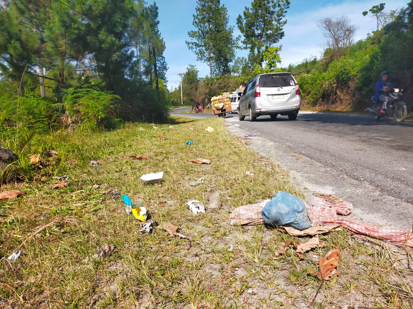 Parah! Kebersihan Terabaikan, Sampah-Sampah Berserakan di Pinggir Jalan Pollung