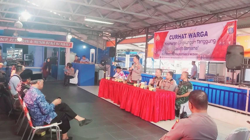 Kapolrestabes Medan Kombes Pol Jean Calvijn Simanjuntak memimpin kegiatan curhat warga bersama unsur TNI, Polri, dan masyarakat dengan tema keamanan lingkungan dan pemberantasan narkoba.