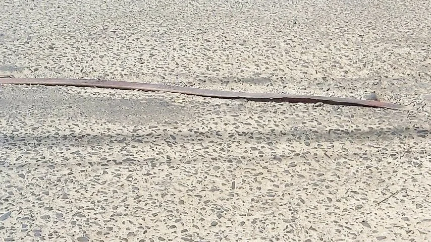 Kabel menganga di badan jalan persimpangan Jalan Pabrik Tenun dan Jalan Ayahanda, Kelurahan Sei Putih Tengah, Kecamatan Medan Petisah, Kota Medan.