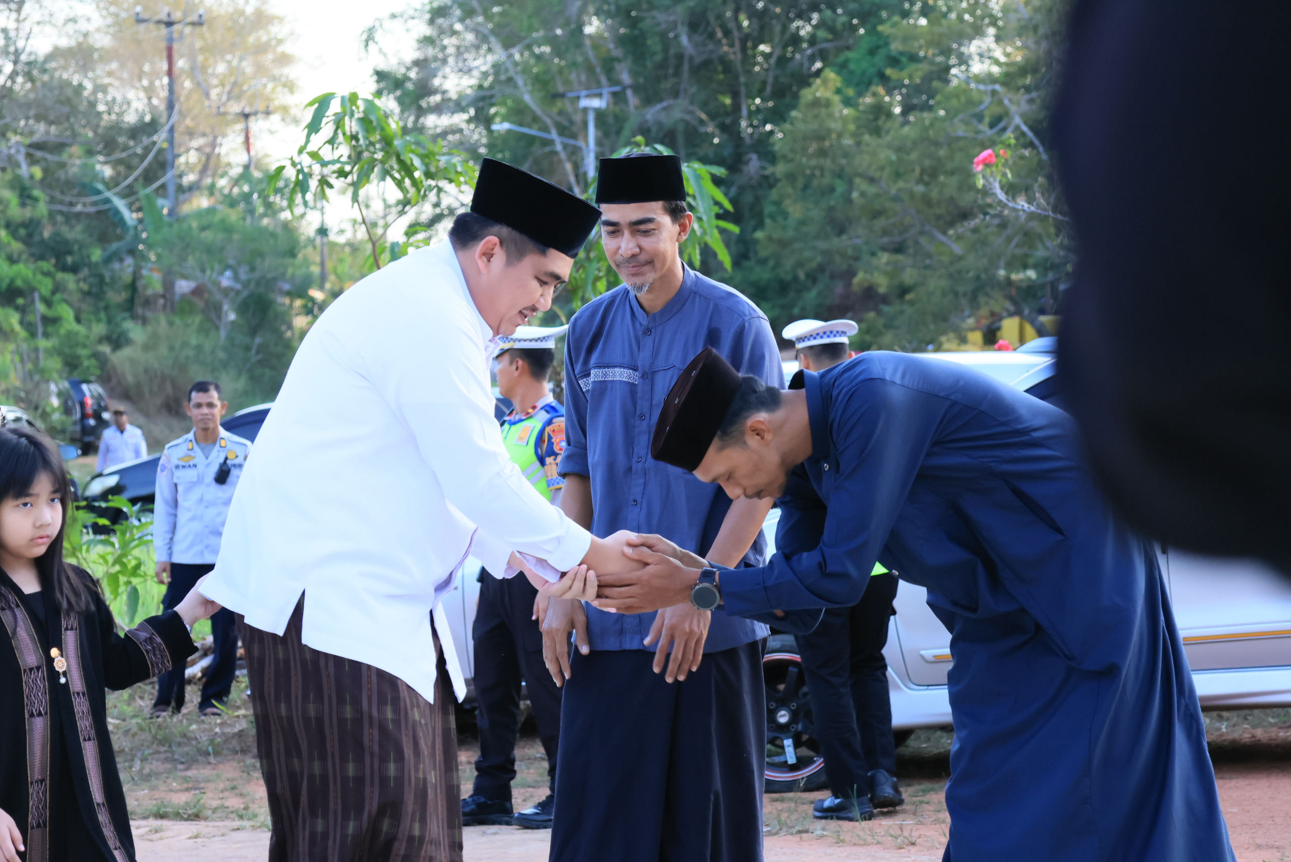Safari Ramadan Ke-4, Bupati Roby Serahkan Bantuan CSR Rp. 50 Juta Untuk Masjid Al Munawwaroh
