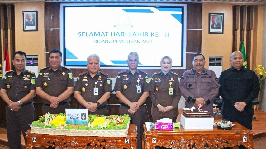 Jajaran Kejaksaan mengikuti peringatan hari lahir ke-2 Bidang Pemulihan Aset secara daring di Aula Kejaksaan Tinggi Sumatera Utara, dengan kegiatan syukuran dan pemotongan tumpeng.
