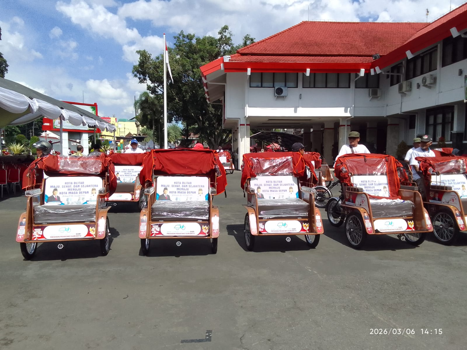 200 Abang Becak Lansia di Kota Blitar Terima Bantuan Becak Listrik dari Presiden Prabowo