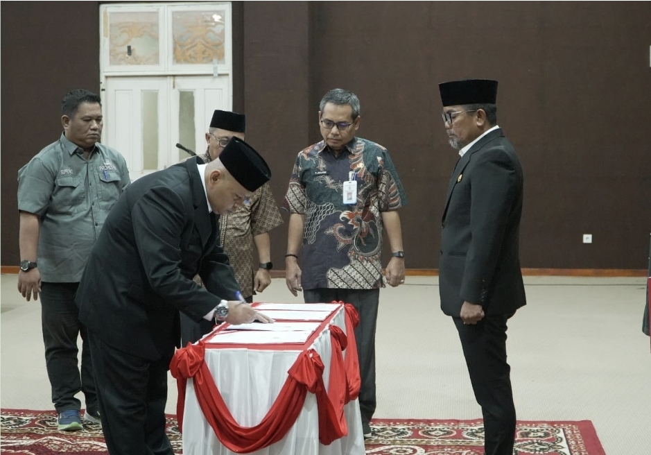 Bupati Pelalawan Lantik Dirut Perumda Tuah Sekata, Tegaskan Profesionalisme dan Target Kinerja