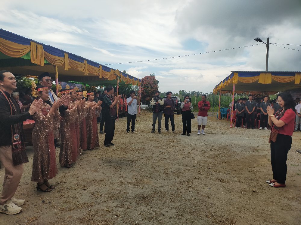 Penampilan Sejumlah Seniman dan Artis Batak Mampu Hipnotis Tamu Undangan Reses Pantur Banjarnahor di Paranginan