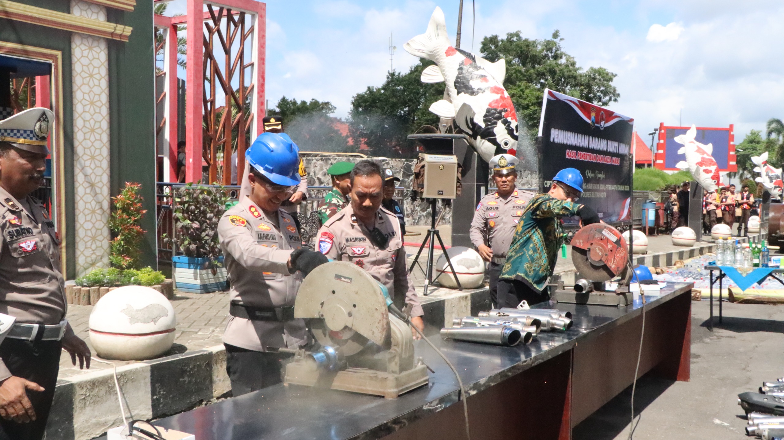 Komitmen Jaga Kamtibmas, Polres Blitar Kota Musnahkan 2.000 Botol Miras dan 165 Knalpot Brong