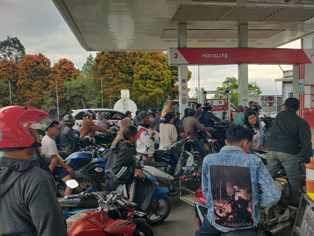 Dampak Perang Iran Israel, Masyarakat di Humbahas ‘Panic Buying’ BBM, Antrean di SPBU Mengular
