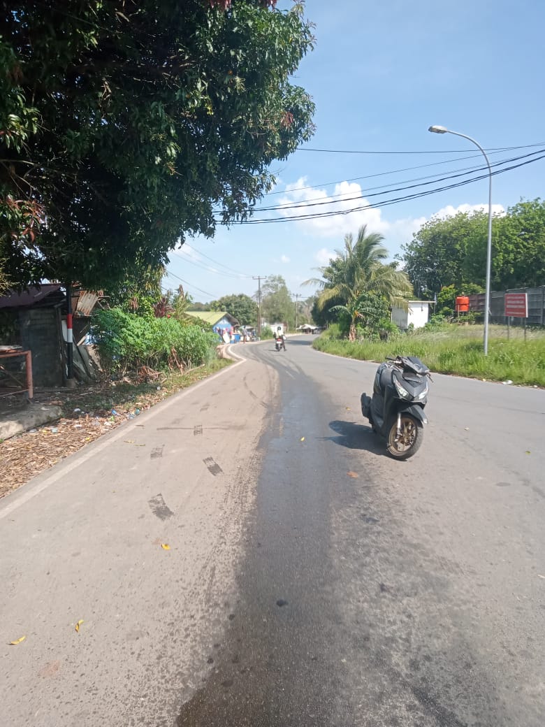 Diduga Berasal dari Mobil Tangki PT Turbion, Solar Tumpah di Jalan Kawasan Industri Tanjung Uncang