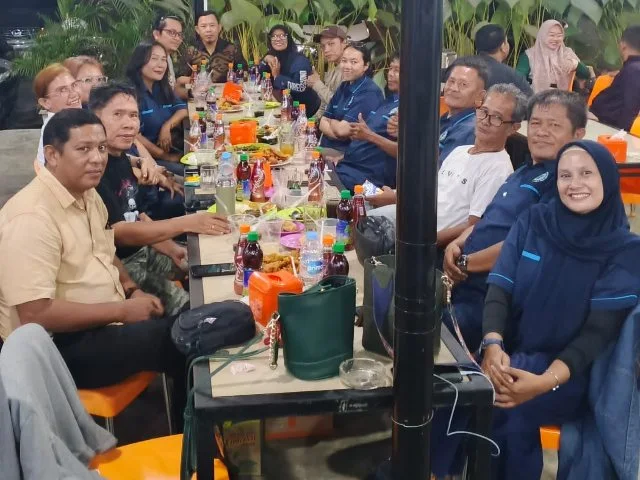 Anggota Wartawan Pendidikan Sumatera Utara (Wardiksu) duduk bersama di satu meja saat kegiatan buka puasa bersama di Kota Medan.