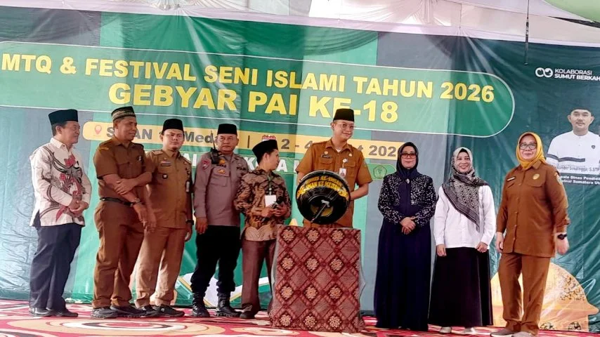 Kacabdis Pendidikan Wilayah I Sumut David Eltom Nainggolan bersama Kepala SMAN 13 Medan Fauziah Hasibuan dan Ketua MGMP PAI Ridawati Lubis membuka Gebyar PAI ke-18 MTQ dan Festival Seni Islam SMA Kota Medan, 2 Maret 2026.