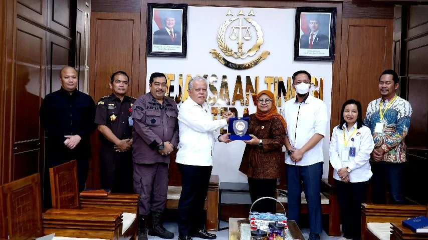 Kajati Sumut Harli Siregar menerima kunjungan audiensi Wakil Ketua LPSK Sri Suparyati bersama jajaran di kantor Kejaksaan Tinggi Sumatera Utara, Medan.