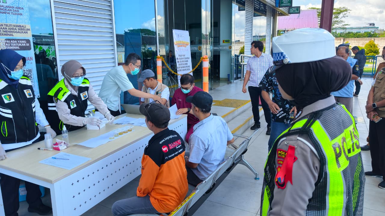 Polres Blitar Kota Laksanakan Ramp Check dan Tes Urine Sopir serta Awak Bus di Terminal Patria