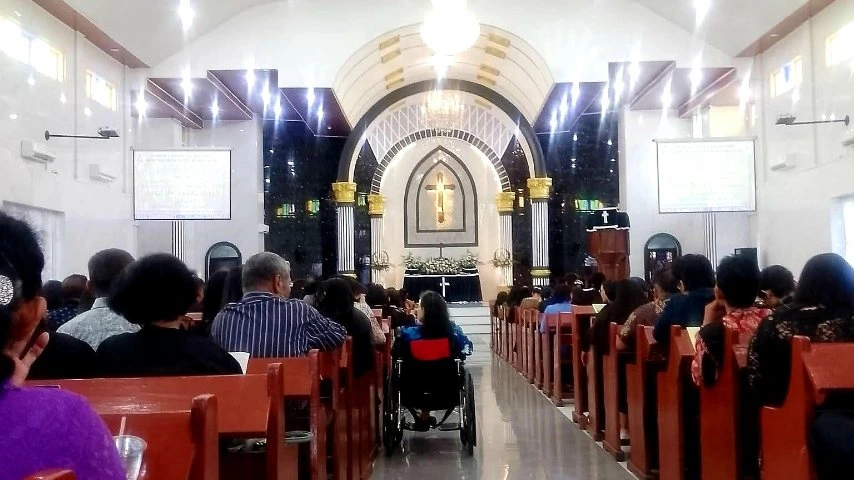 Suasana ibadah Jumat Agung di HKBP Helvetia Medan, jemaat memenuhi bangku gereja dan mengikuti ibadah dengan khidmat.