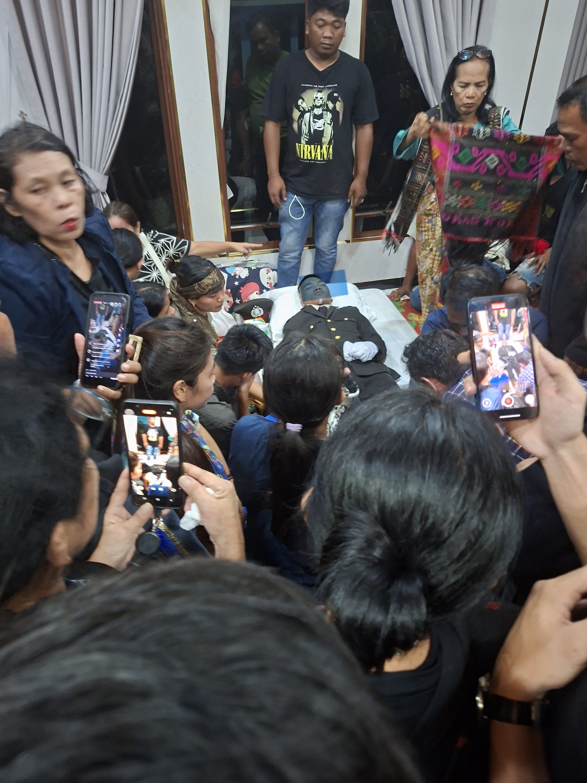 Tangis dan Doa Mengiringi Kepergian Bripda Natanael ke Peristirahatan Terakhir