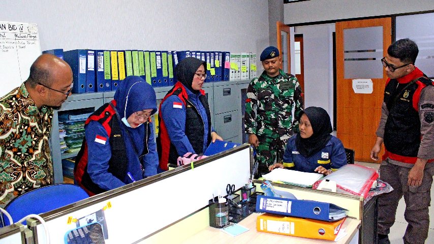 Petugas Kejati Sumut melakukan penggeledahan di kantor BPN terkait dugaan korupsi pengadaan lahan Tol Medan–Binjai