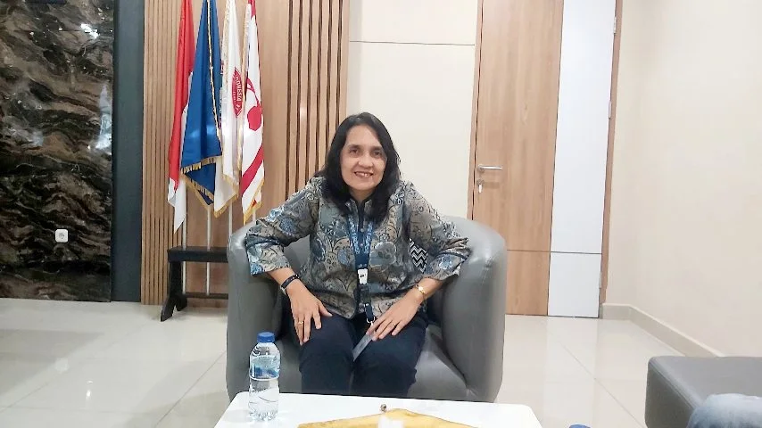 Kepala SMK Negeri 1 Medan May Gloria S. Meliala duduk di ruang kantor sekolah