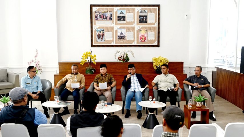 Tim Seleksi Komisi Informasi Sumut menggelar konferensi pers terkait penyesuaian jadwal seleksi di Kantor Gubernur Sumatera Utara, Medan.