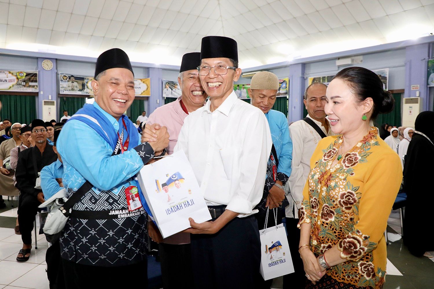 Wali Kota Batam Serahkan Bingkisan untuk 641 JCH, Bekal Ibadah di Tanah Suci