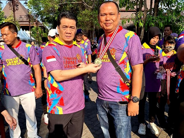 Rotua Sibagariang bersama Wamen Desa PDT Ahmad Riza Patria yang juga Komandan Komando Nasional Resimen Mahasiswa (Dankonas)
