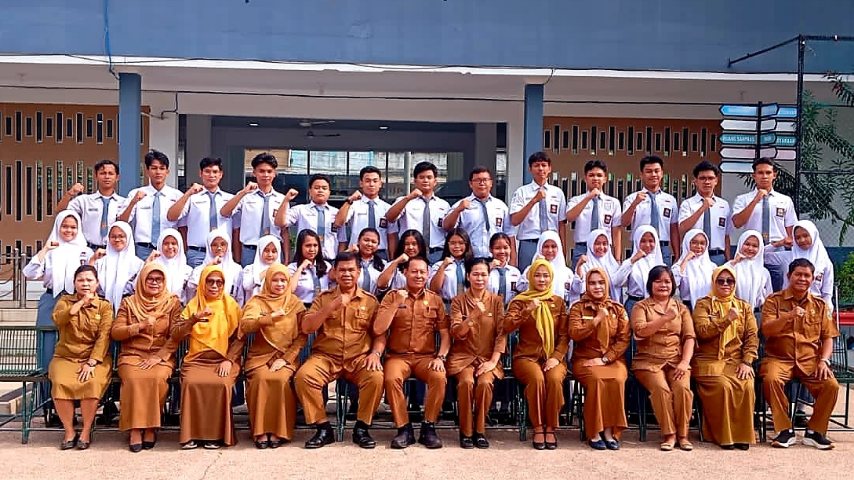 Foto bersama siswa dan guru SMA Negeri 3 Medan yang lulus SNBP 2026 di halaman sekolah