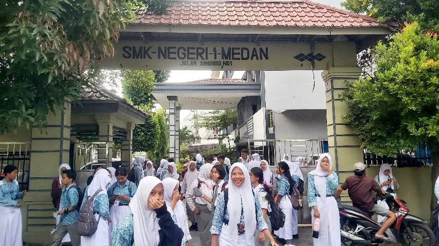 Suasana siswa SMK Negeri 1 Medan di depan gerbang sekolah Jalan Sindoro No. 1 Medan