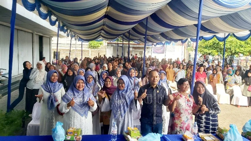 Dodi Robert Simangunsong bersama warga saat sosialisasi Perda pengelolaan sampah Kota Medan dihadiri ratusan masyarakat